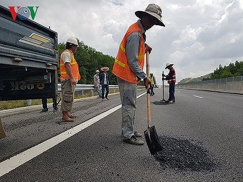 Tình trạng các dự án cao tốc kém chất lượng, việc bán thầu tùy tiện? (17/10/2018)